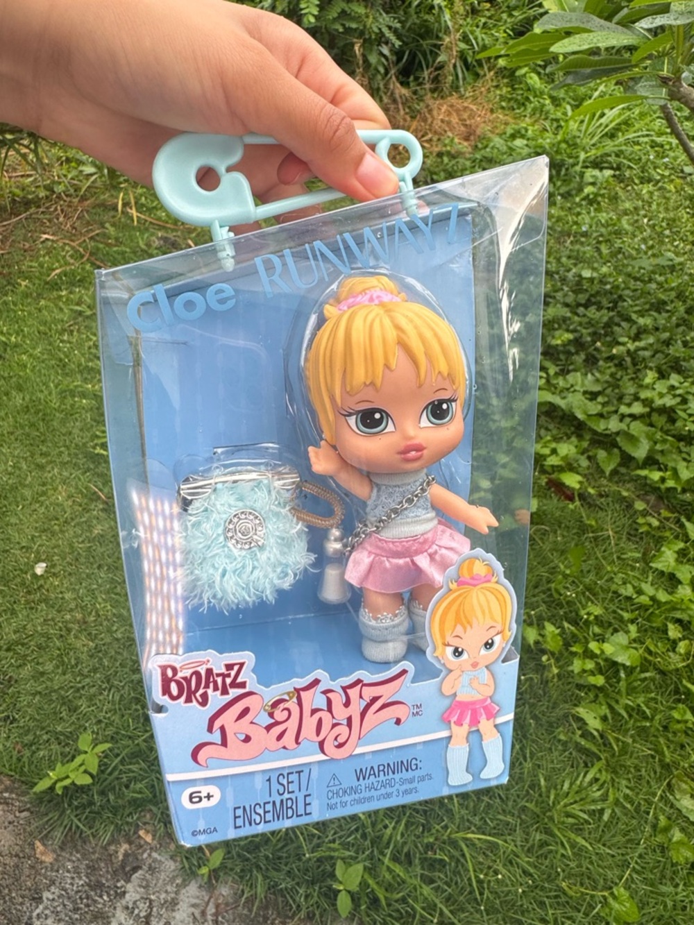 Bratz Babyz Cloe Runway Doll - Blonde with Blue & Pink Outfit